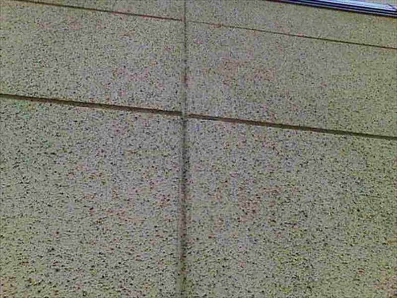 土浦市の施工現場、ALC外壁は1階と2階で塗装の色を変えていらっしゃいました。  こちらもシーリングが劣化しています。