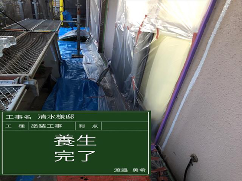 窓などの他、室外機やコードなど細かい箇所までカバーしていきます。