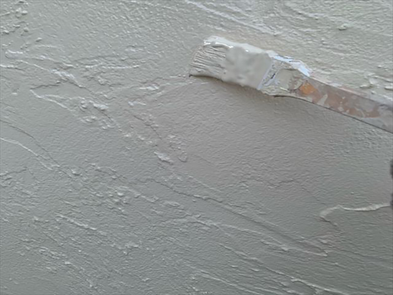 塗装の最終チェックで、塗料垂れや透けがないか、にじみがないか、傷ができてないかをみていきます。