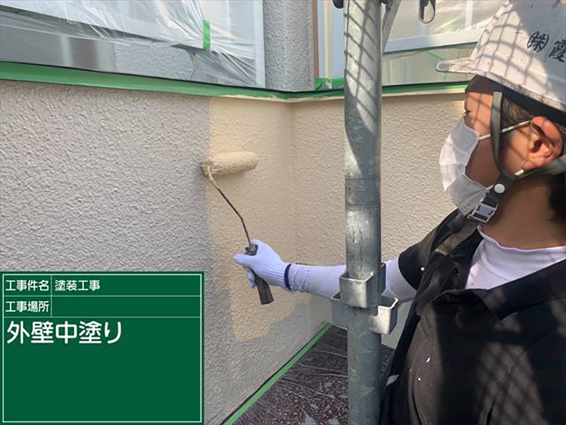 土浦市防水工事現場の外壁塗装、中塗りの様子です。  中塗りと上塗りには「超低汚染リファインMR-IR」を使用しました。