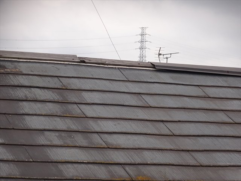 高所カメラによる屋根の写真。棟板金が一部なくなっている