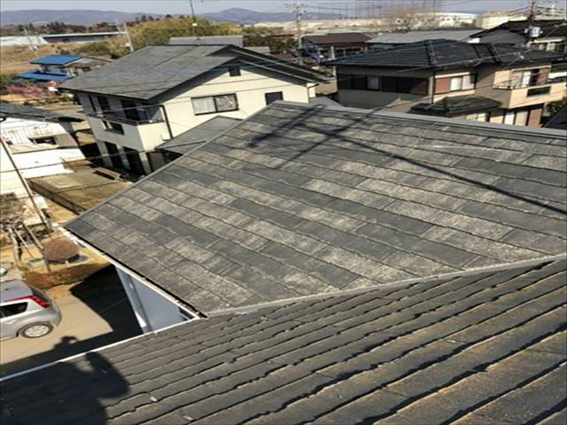 屋根は高所カメラにて確認をしていきます。  屋根材はパミールという商品名のスレート系の屋根材でした。こちらは現在製造が中止されており、不具合や不良が多い屋根材として知られています。