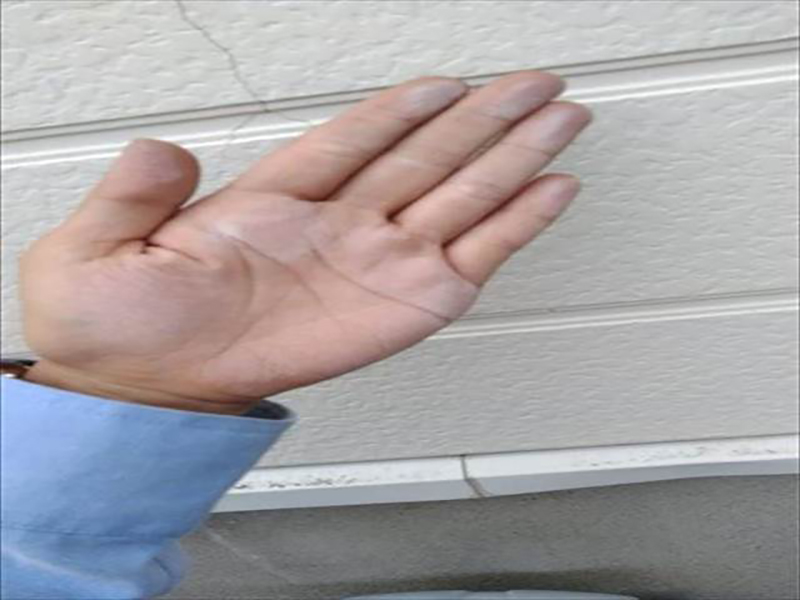 手で触るとチョーキングと呼ばれる、旧塗膜の劣化による白亜化がはじまっていました。