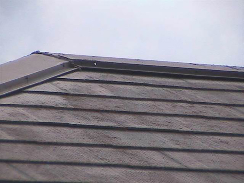 屋根の塗膜の劣化と板金の浮きがあります。