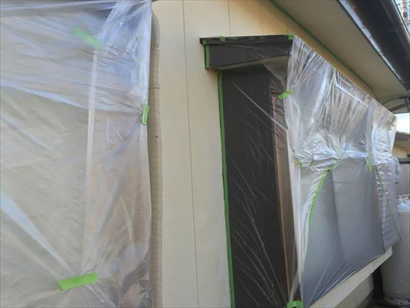 塗装前に養生をしていきます。窓などに塗料が飛散してしまい、汚れてしまうのを防ぐために行います。