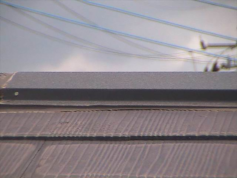 棟板金が浮いて屋根材との間に隙間が空いています。雨漏りの原因となります。