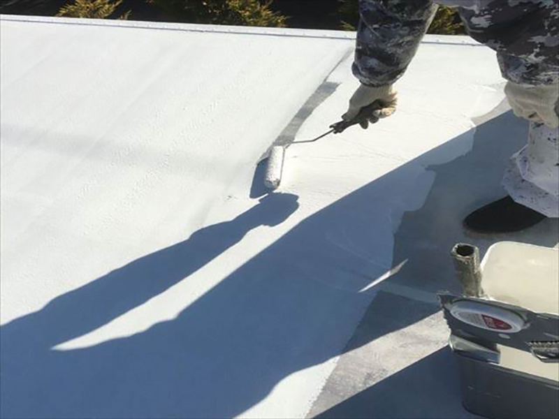 瓦屋根部分は塗装が必要ありませんでしたが、屋根にコンクリートを使用している箇所がありましたので塗装をしていきました。