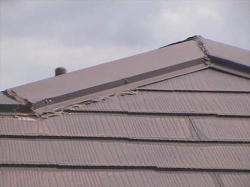 屋根の棟板金に補修した後がみられます。板金の浮きを直そうとしたものと思われますが、シーリングの充填がきちんとされていないため効果が期待できません。