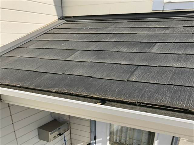 パミール材の特徴として、屋根材の先端部分のデザインが等間隔で凹凸が入っており、屋根材に薄く縦のラインが入っているということがあげられます。  劣化症状として特に先端が白っぽくなり、さらに年月が経つと剥離が始まります。