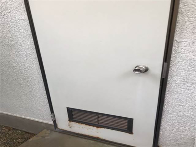 勝手口のドアは通気孔周辺の塗膜劣化によるサビの発生がありました。