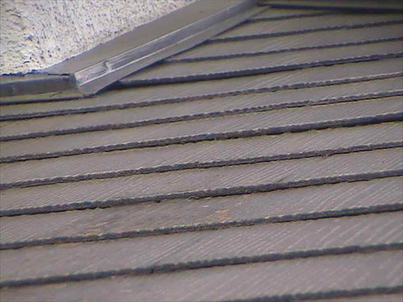 屋根材の反りのための浮きがみられます。水分を吸収・乾燥を繰り返して反りという症状が出てきます。スレート屋根に多い経年劣化の現象です。