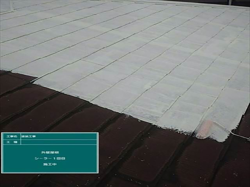 下塗り材は素地と塗料の密着性を高める効果があります。特に今回は屋根材の傷みが激しい為、屋根材が塗料を吸い込みやすくなっています。しっかりと下塗り材を吸収させていきます。
