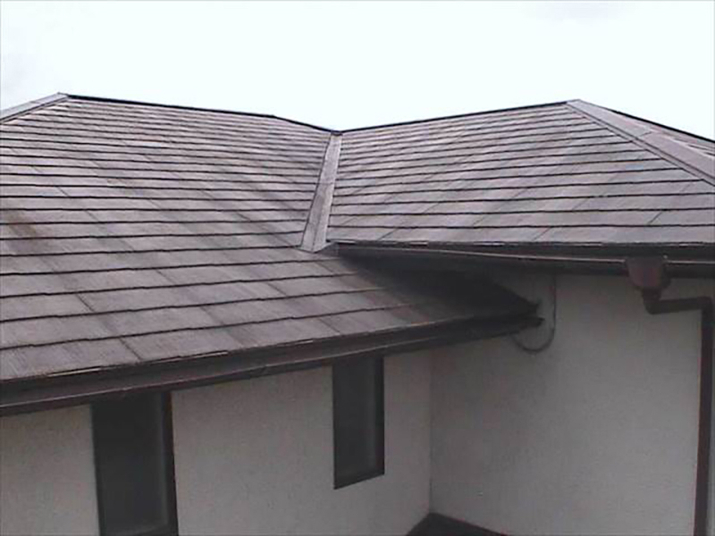 屋根は化粧スレート屋根でした。コロニアル屋根やカラーベスト屋根とも言われます。メンテナンスの目安は約10年に一度です。  こちらは小口部分などの風化がみられます。