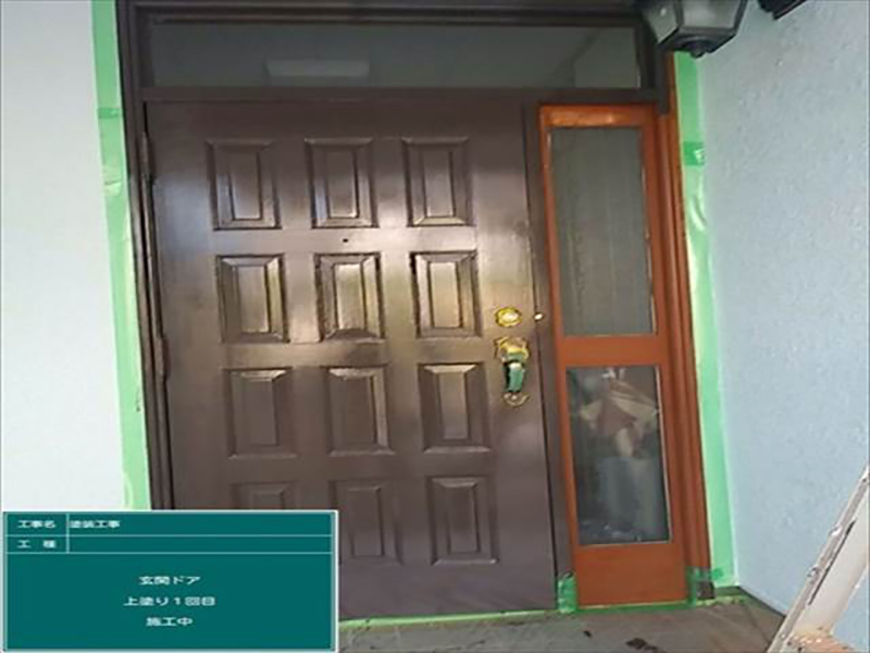 塗装の剥がれがあった玄関ドアです。ケレン作業を行い、塗料を塗っていきます。