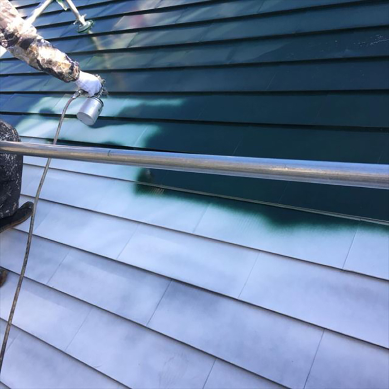 屋根の中塗りになります。  下塗りには乾燥時間を一日置いて次の作業を行いました。鉄板屋根がフラットな面でしたので専用の機械を使い吹き付けにて塗装を行いました。