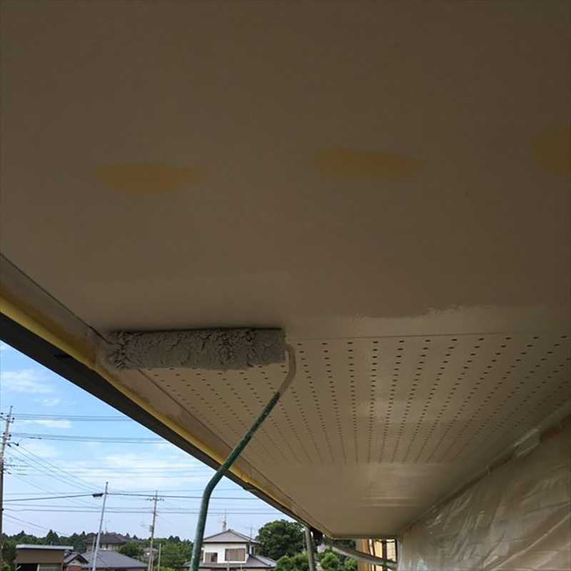 軒天の塗装一回目になります。  下処理が終わりましたら塗装を行っていきます。軒天の塗装には軒天に適した材料を使用しての施工になります。  つや消しで防カビの塗料になります。