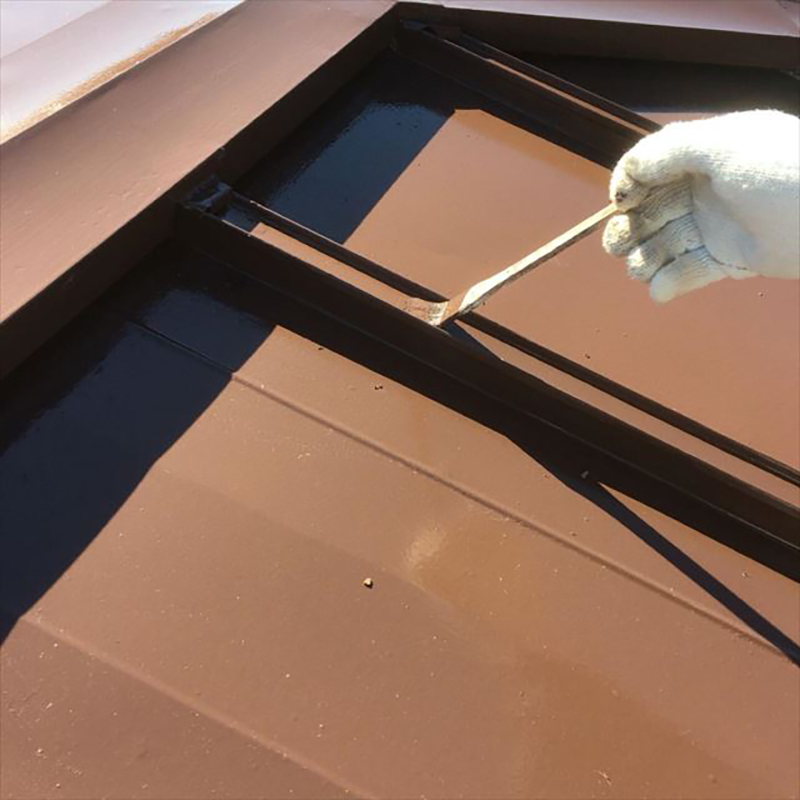 屋根の上塗りになります。  中塗りと上塗りは同じ塗料を使用しています。同じ塗料を使うことにより塗料の厚みが形成され、塗料の性能が発揮できる状態を作っていきます。
