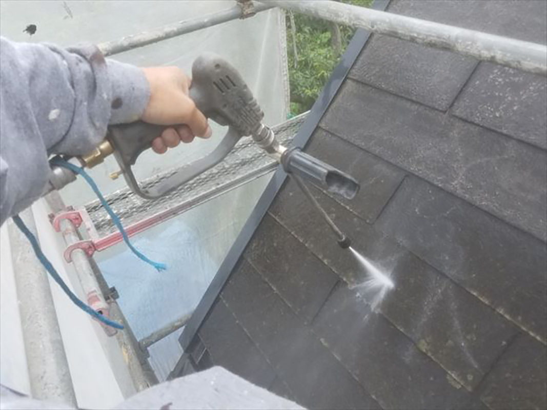 屋根の洗浄になります。  高所での作業になりますので、手元足元注意し作業を行いました。