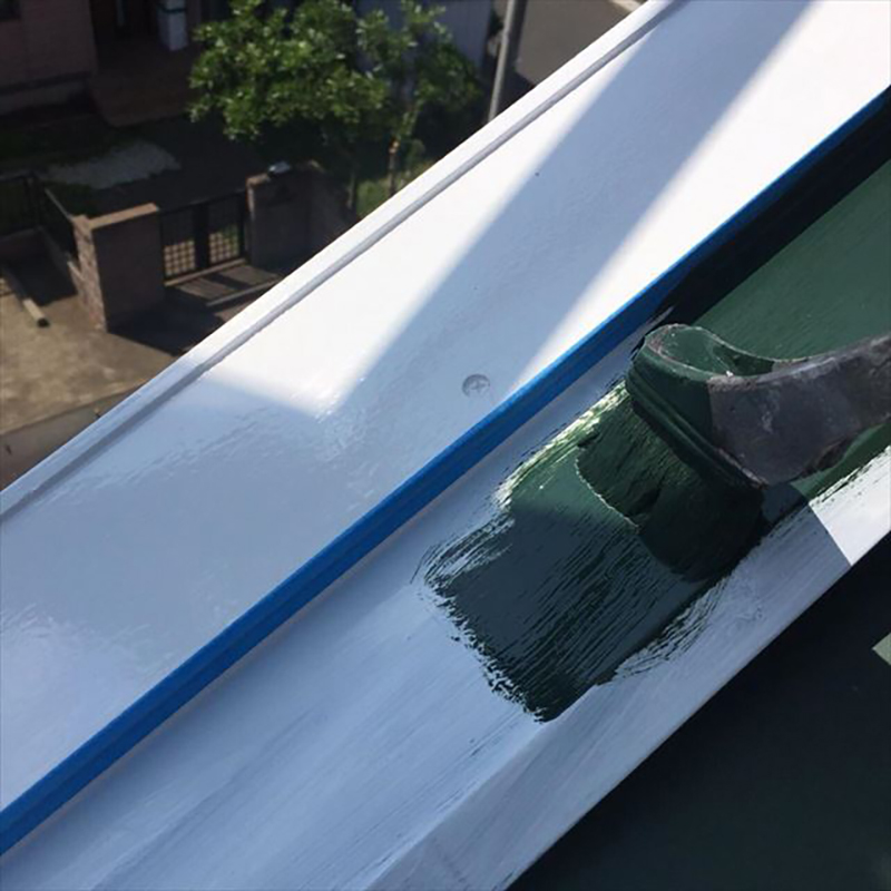 屋根の板金部一回目になります。  破風板と繋がっていましたが屋根に面していますので、下塗り後屋根の瓦んい近い色で施工いたしました。
