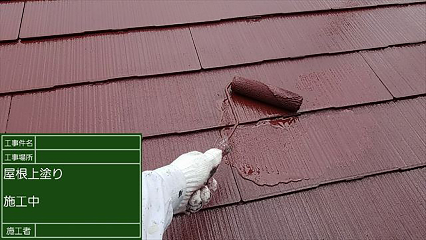 屋根の上塗りになります。  中塗りと同じ材料を使用し施工を行っていきます。