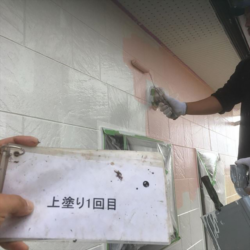 外壁の2F中塗りになります。 今回1Fと2Fで外壁の色が違うため、先に2Fを塗装いたしました。
