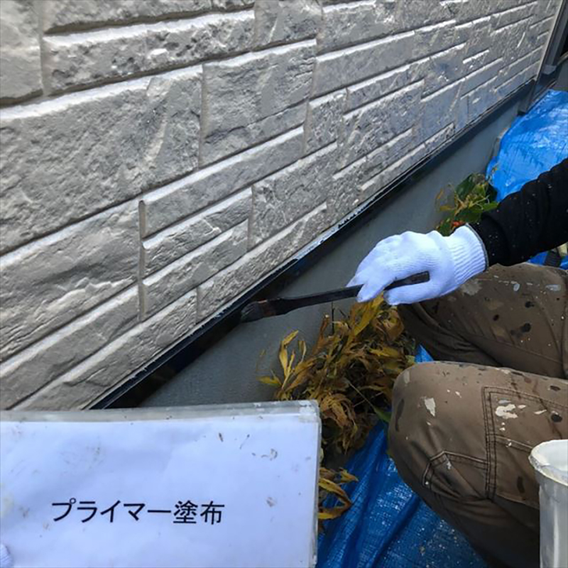 水切りの下塗りになります。  水切りはガルバリウム鋼板で出来ていましたので専用のプライマーを塗布していきます。