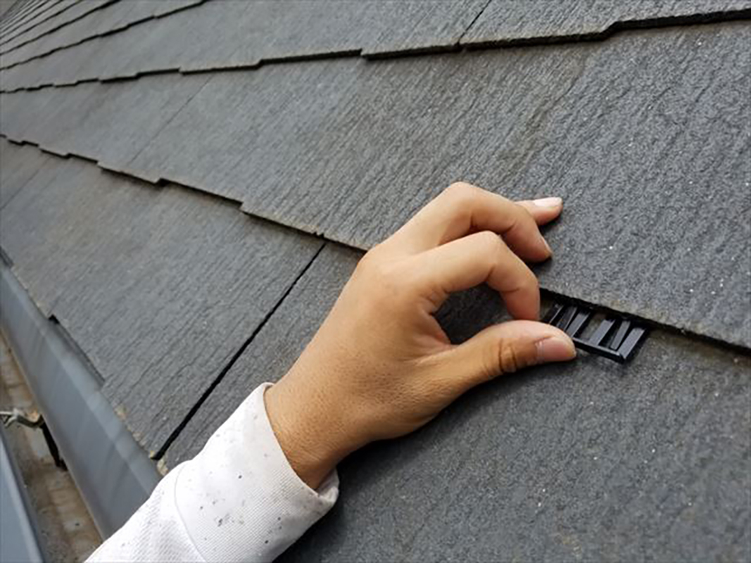 屋根のタスペーサー取り付けになります。  コロニアル屋根でしたのでタスペーサー取り付け元々ある隙間を確保していきます。   