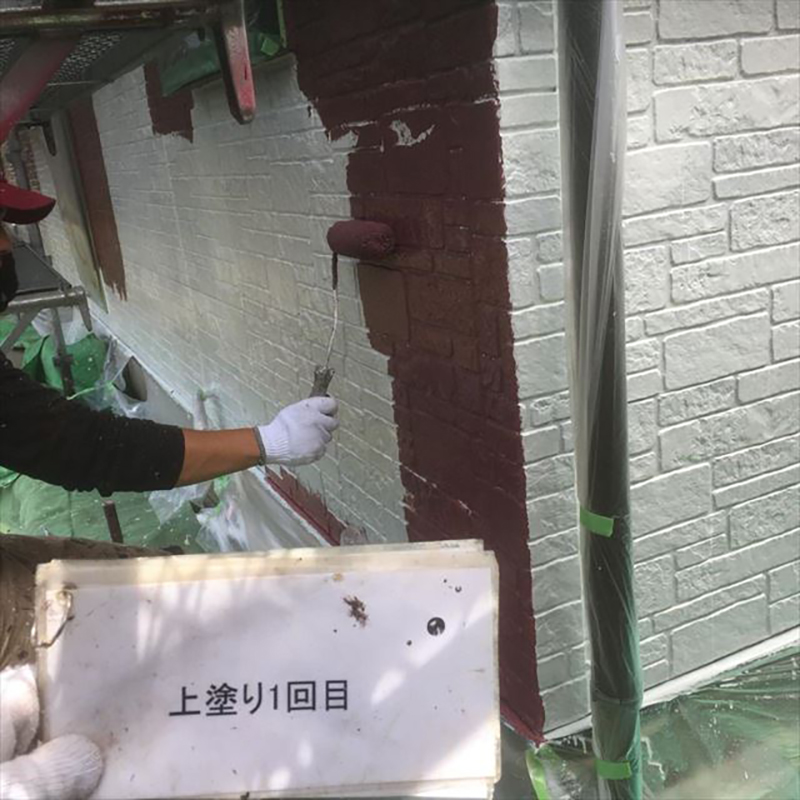 外壁の1Fの中塗りになります。 2Fで使用してる塗料の色が違うだけで同じ塗料を使用していますので、同じく注意し施工していきます。
