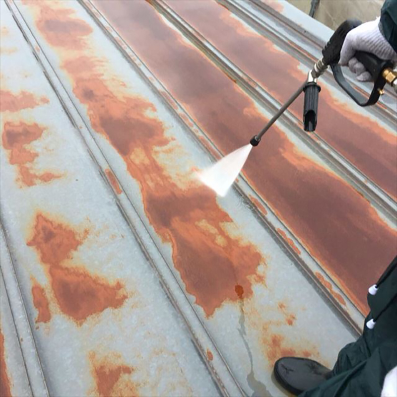 屋根の塗装前の洗浄になります。  長い時間をかけ溜まった屋根のゴミを洗い流していきます。