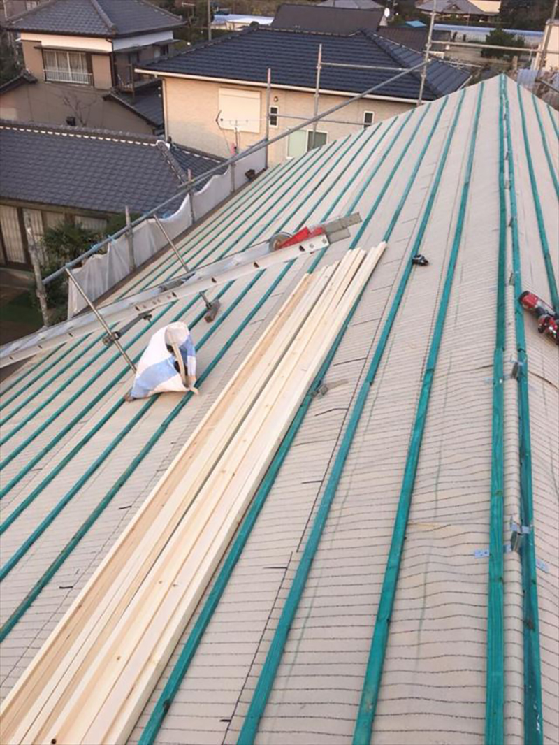 屋根の下地完了になります。  屋根の部分にしっかりルーフィングをひき防水性を高めていきます。  ルーフィングとは、アスファルト素材の防水性のあるシートになります。しっかり引くことにより雨漏りなどから守っていきます。  なお施工中に穴が開いたり破れてしまったものは、新しいシートに必ず変えて施工していきます。