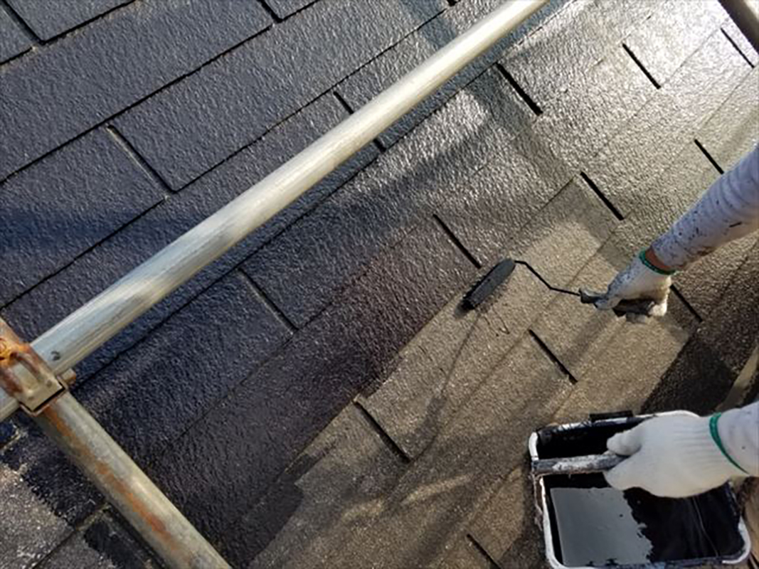 屋根の中塗りになります。  屋根には遮熱効果の塗料を使い屋根を保護していきます。