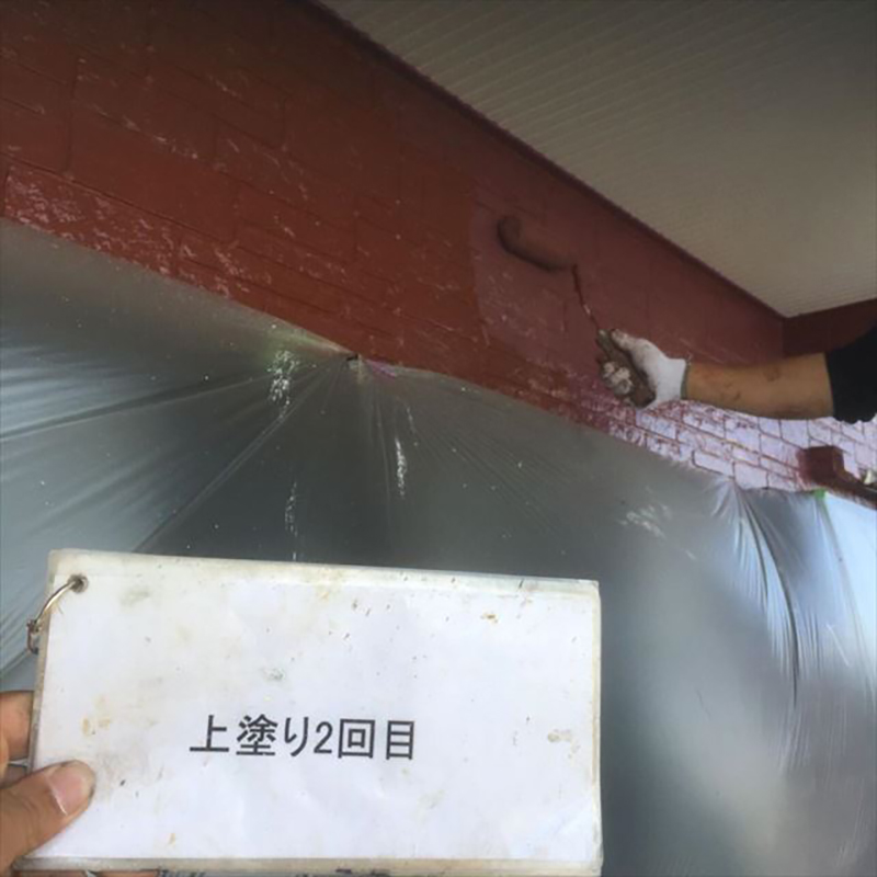 外壁の1F上塗りになります。 細かな部分は先にハケなどで塗装をし、ラインなど綺麗に出し施工いたしています。外壁の1F上塗りになります。 細かな部分は先にハケなどで塗装をし、ラインなど綺麗に出し施工いたしています。