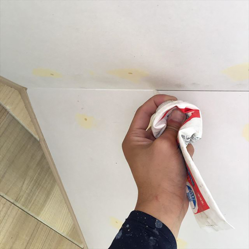 軒天の下処理になります。 軒天の重ね部には隙間が出来てしまいますので、ボンドコーク等を使い隙間を埋めていきます。