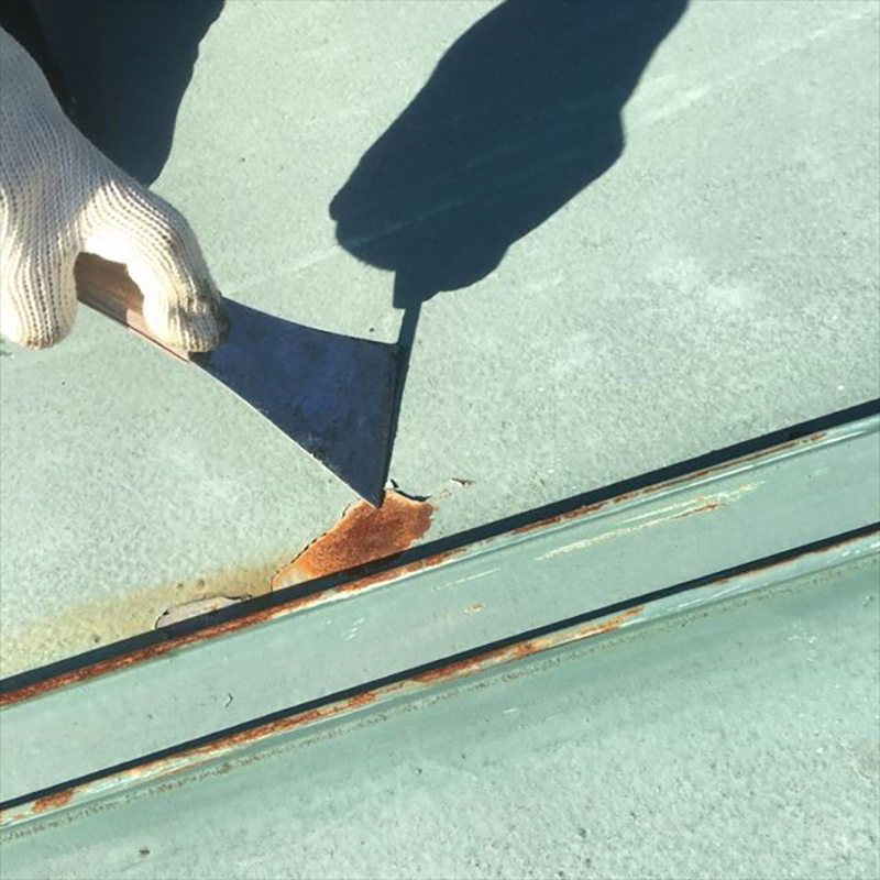 屋根のケレンになります。  カワスキで浮いている塗膜をケレンしていきます。浮いている塗膜が残っていますと剥がれの原因になりますので、しっかり除去していきます。