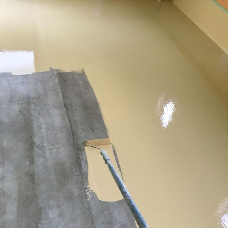 床の塗装一回目になります。  室内になりますので、水性のコンクリート用防塵塗料で施工いたしました。