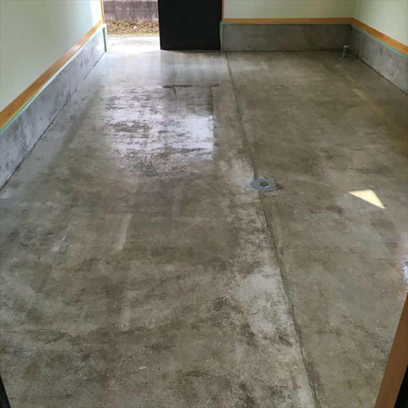 床の下塗り完了になります。  床は密着不良などが大変起こりやすいので施工方法をしっかり守り施工していきます。