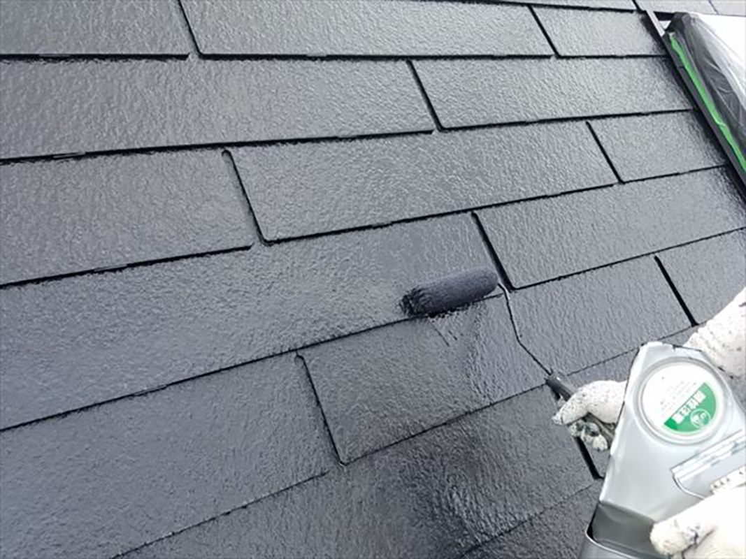 屋根の上塗りになります。  補修個所を先に塗装し乾燥に一日置いてから全面の上塗りを行いました。