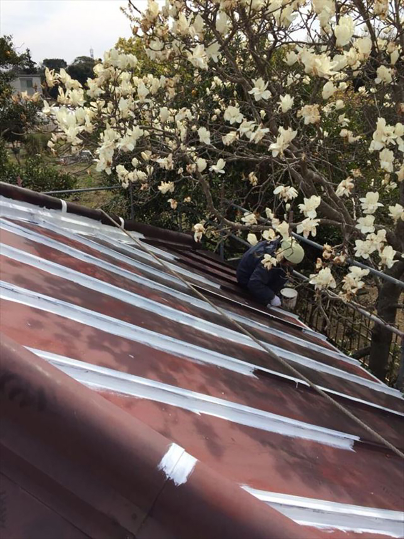 屋根リフォーム塗装、下屋根の下塗りの工程です。  ケレン後エポキシ系のサビ止めを使用し施工をおこないました。  サビ止めなのでその名の通りサビができにくくなり、屋根塗膜の長持ちに繋がります！
