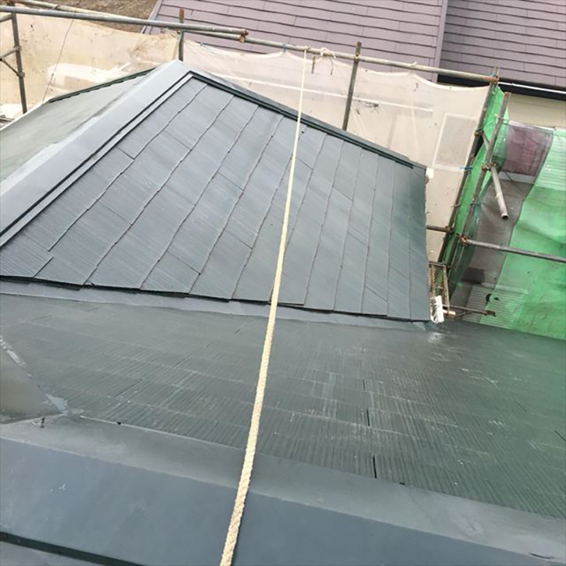 屋根の下塗り完了になります。  傷み具合で浸透性が違うため、屋根の下塗りは二回塗装を行っています。
