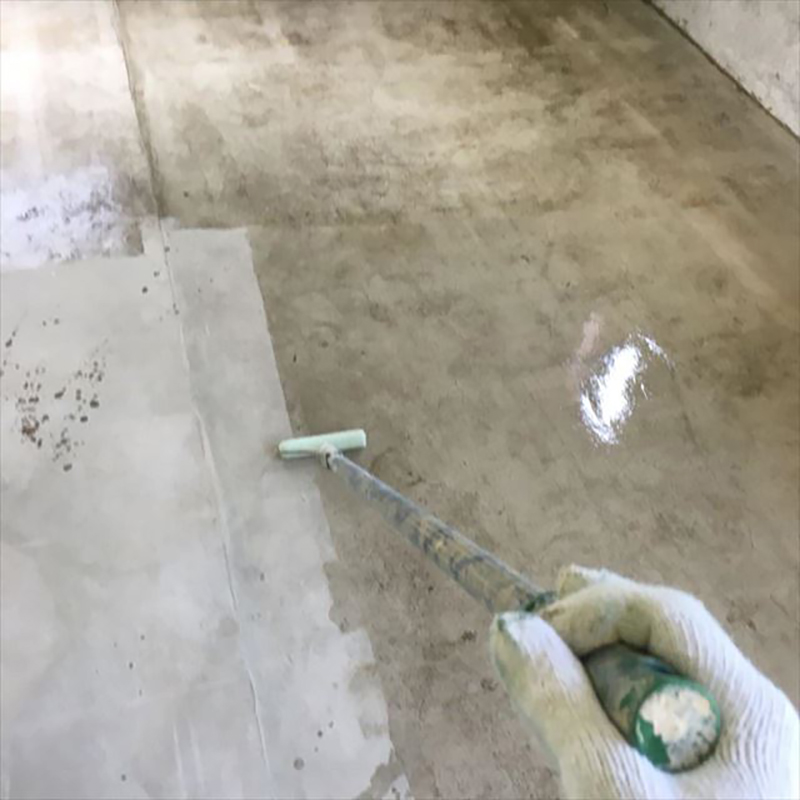 床の下塗りになります。  今回上塗りがフロアトップなので、フロアトップ専用の下塗り材を使用し施工いたしました。