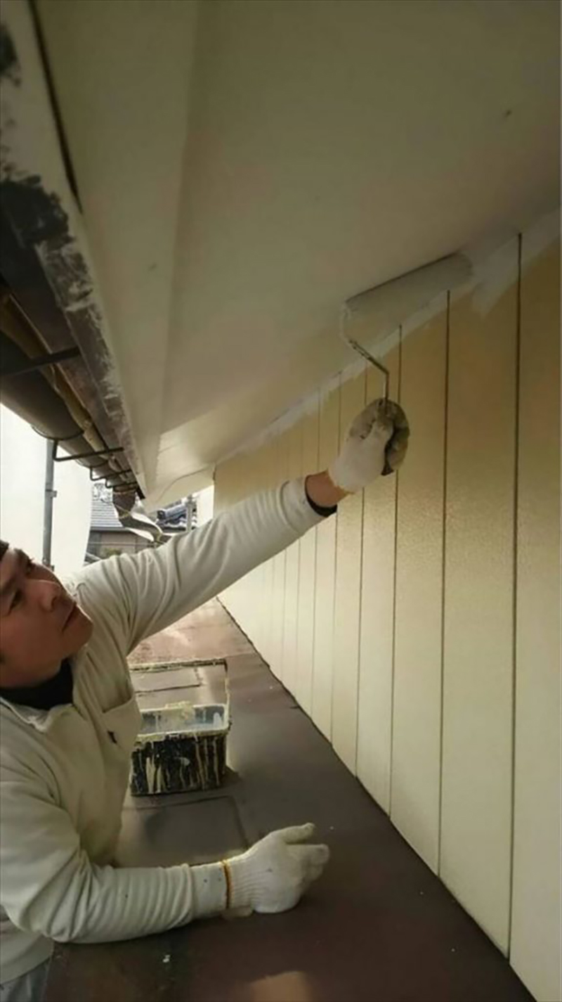 つくば市の屋根葺き替え・外壁塗装リフォーム現場、付帯部と呼ばれる部分の塗装です。  軒天塗装の一回目になります。  軒天とは、外壁から少しはみ出ている屋根の天井部分のことです。  住宅塗装を行う際はこちらも塗装します。  軒天は湿気が溜まりやすいです。  そのため、下塗りのいらないアクリル樹脂系の塗料を使用し防カビの物を使用しました。
