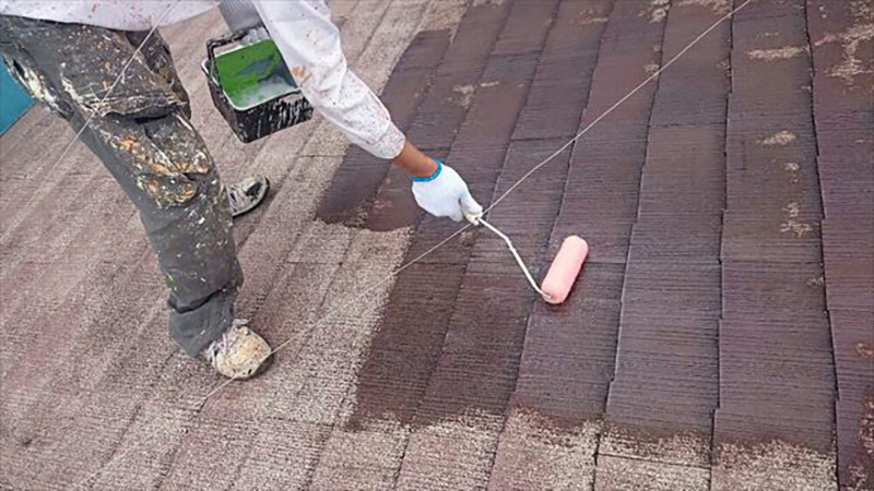 屋根の下塗りになります。  洗浄後、水分が抜けるように一日置いてからの施工になります。
