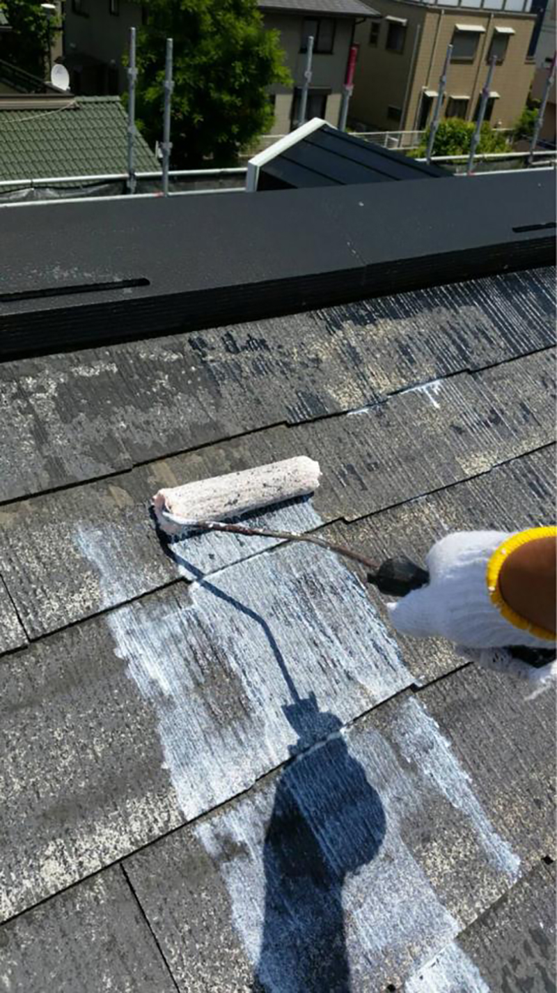 屋根の下塗り二回目になります。  屋根は紫外線などの影響で痛みのスピード速い為下塗りを二回施工ししっかり表面に膜を張り屋根を守っていきます。