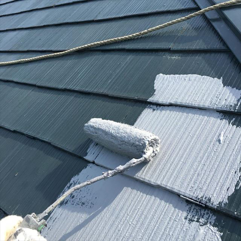 屋根の中塗りになります。  下塗り完了後、タスペーサー取り付けをしてから中塗りをいたしました。屋根には元々隙間があり塗装を行うと隙間が塗料で埋まってしまう可能性があるので、隙間確保の為タスペーサー取り付けをしています。