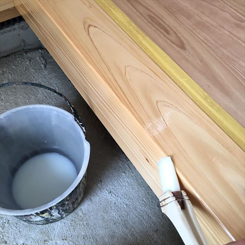 木部の下塗りになります。 専用の下塗りを使用しハケで施工していきます。
