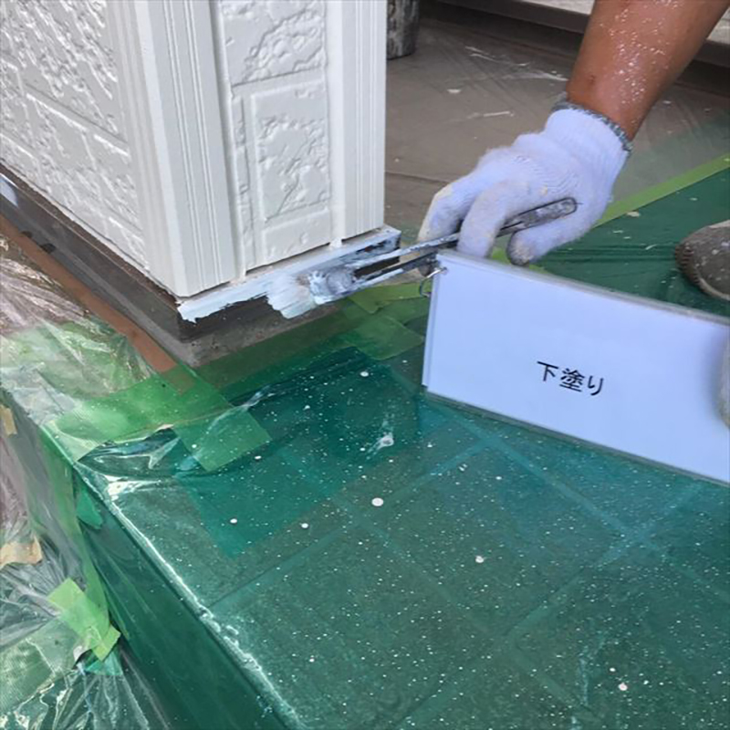 水切りの下塗りです。  水切りは付いているお家と付いていないお家があります。  水切りも下塗りを行って塗っていきます。