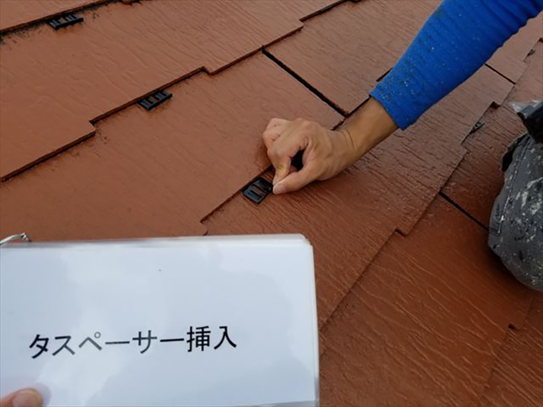 屋根のタスペーサー取り付けになります。  屋根がコロニアルでしたので、タスペーサー取り付けを行いました。コロニアルには元々雨水などが抜けるように、隙間があり塗装を行うと塗料の厚みで埋まってしまいます。これの対策としましてタスペーサー取り付け隙間を確保いたします。