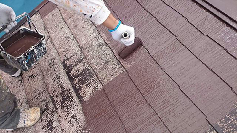 屋根の中塗りになります。  屋根の塗料には遮熱塗料を使い紫外線などから屋根を守っていきます。