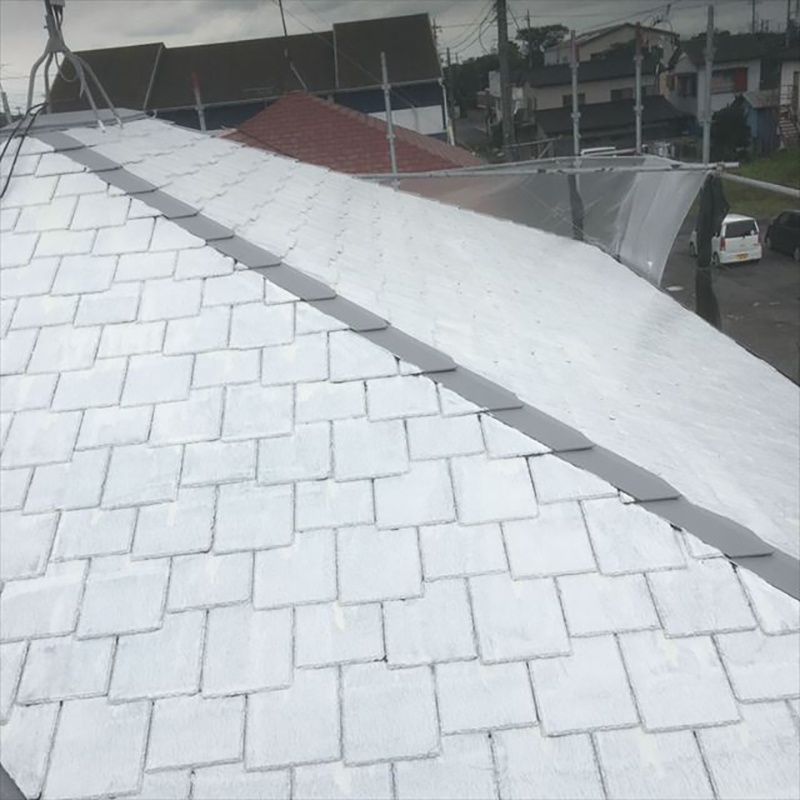屋根の下塗り完了になります。  浸透性の下塗りを使用していますので、傷み具合で浸透具合が変わります。ので、塗膜を均一にするため屋根の下塗りに二回施工いたしています。