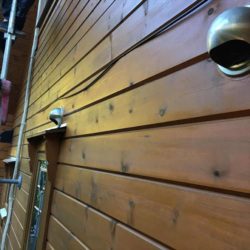 木外壁の塗装完了になります。  三回塗装することにより、浸透を均一にししっかり木の外壁を保護していきます。